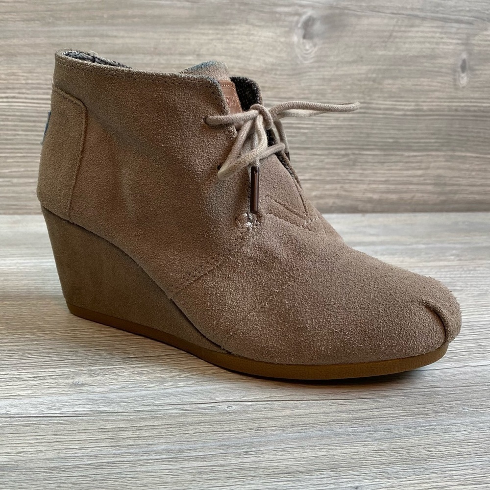 Toms Desert suede wedge booties. Size 6 lace up 300512